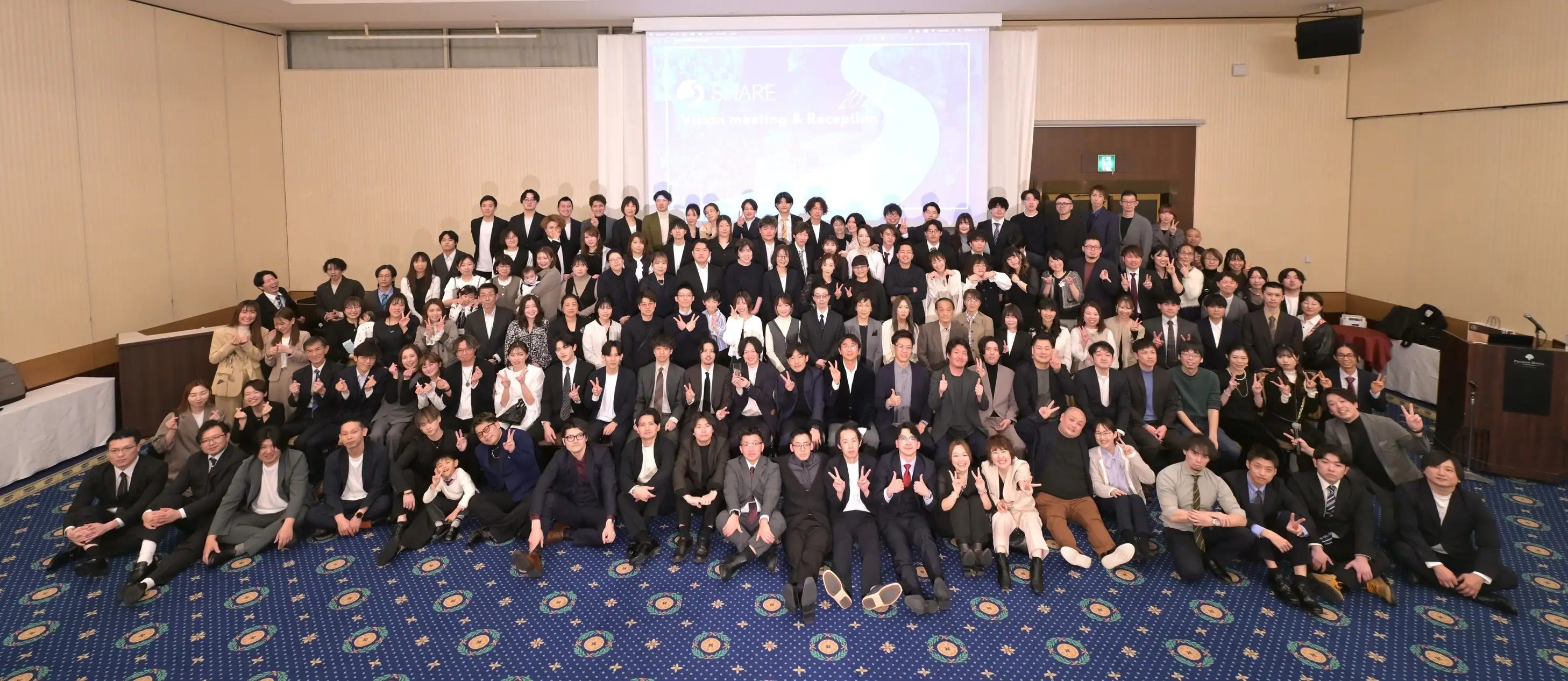 スタッフの笑顔の集合写真