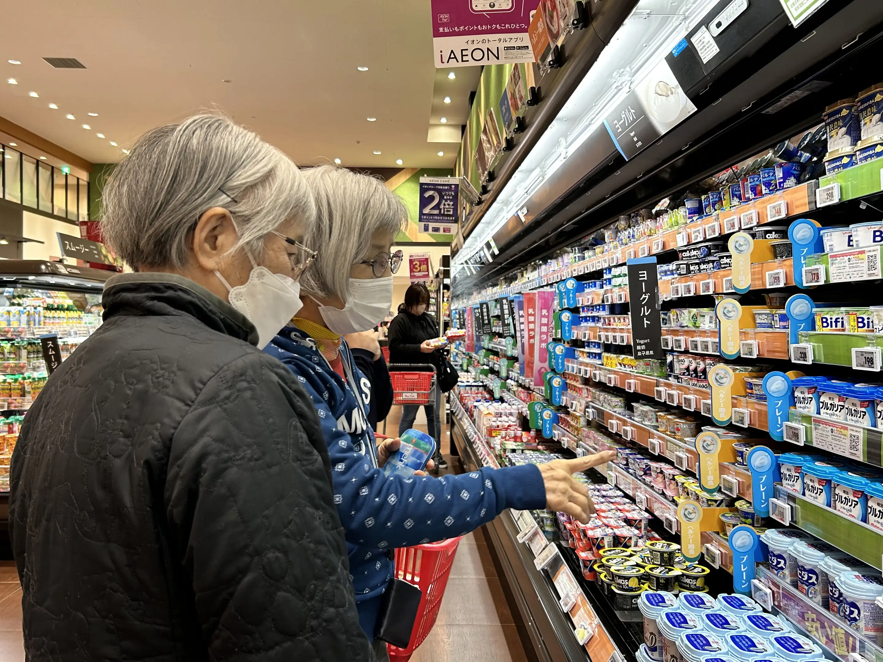 スマリハ月寒西店での買い物支援。専門職と一緒に、実際の生活場面に取り組みます。