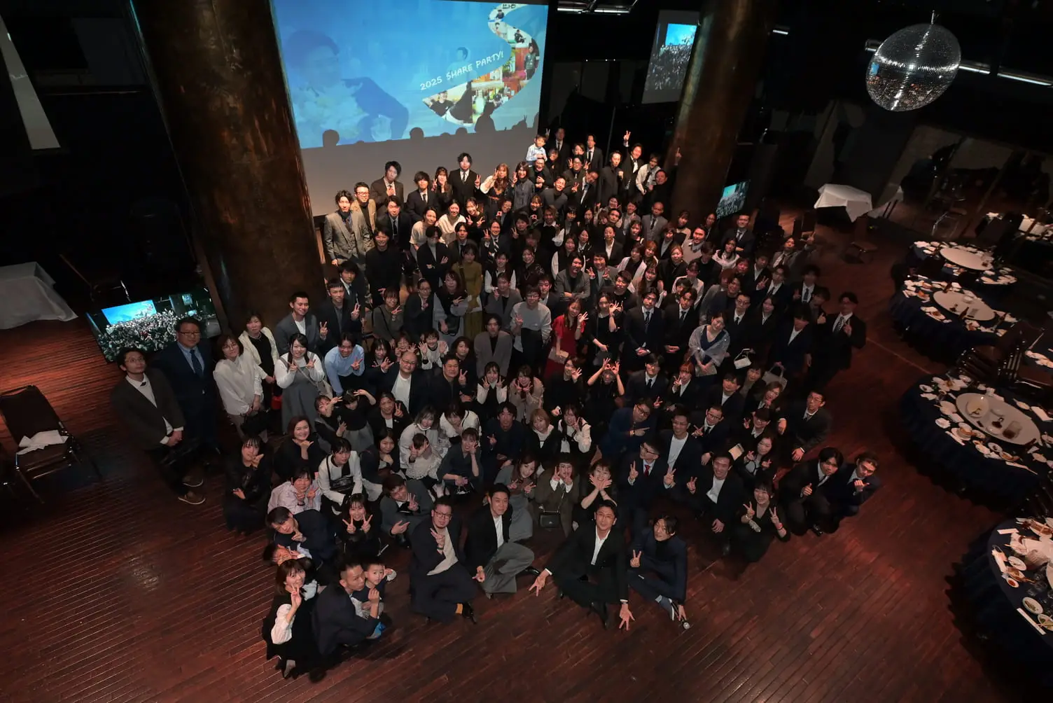 スタッフの笑顔の集合写真